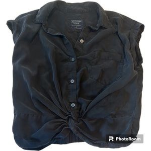 Abercrombie & Fitch black cap sleeve button down twisted front blouse